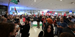 Κόσμος περιμένει τους ακτιβιστές από τη Γάζα