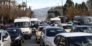 Αυτοκίνητα στους δρόμους της Αθήνας