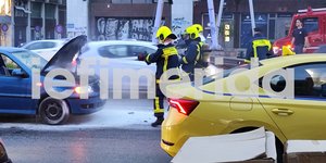 Πυροσβέστες σβήνουν φωτιά σε αυτοκίνητο επί της οδού Καλλιρόης