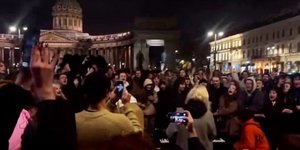 Ρώσοι τραγούδησαν κατά του Βλαντίμιρ Πούτιν σε πλατεία της Αγίας Πετρούπολης