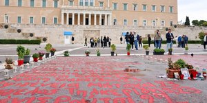 «Φρεσκαρίστηκαν» ξανά τα ονόματα των 57 θυμάτων στον Άγνωστο Στρατιώτη