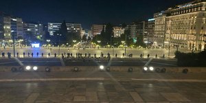 Αστυνομικοί παρατεταμένοι μπροστά στον Άγνωστο Στρατιώτη