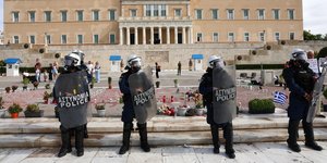 ΜΑΤ μπροστά από το μνημείο του Άγνωστου Στρατιώτη