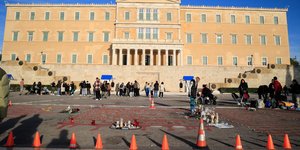 Τα ονόματα των θυμάτων από το δυστύχημα στα Τέμπη μπροστά από το μνημείο του Αγνώστου Στρατιώτη