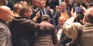 Αγρότες περικύκλωσαν τον Κώστα Τσιάρα