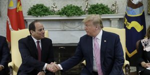 Χειραψία Αλ Σίσι και Τραμπ στον Λευκό Οίκο