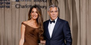 Old Hollywood glam: Η Αμάλ Κλούνεϊ εντυπωσιάζει με τουαλέτα στο πιο hot χρώμα του φθινοπώρου