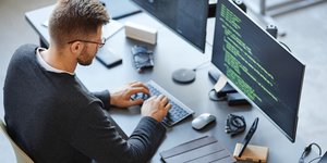 Άνδρας εργάζεται σε υπολογιστή