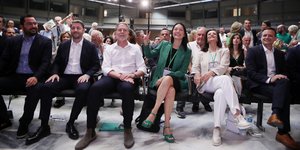 Ο Ν. Ανδρουλάκης με Α. Σπυρόπουλο, Π. Γερουλάνο, Ν. Γιαννακοπούλου, Α. Διαμαντοπούλου, Χ. Δούκα