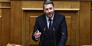 Ο πρόεδρος του ΠΑΣΟΚ Νίκος Ανδρουλάκης στο βήμα της Βουλής για το νέο εργασιακό νομοσχέδιο