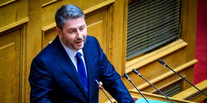 Ο πρόεδρος του ΠΑΣΟΚ, Νίκος Ανδρουλάκης στο βήμα της Βουλής