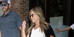 Η Τζένιφερ Άνιστον έχει αυτά τα sneakers σε 2 χρώματα -Και τα φόρεσε και τα δύο μέσα σε έναν μήνα