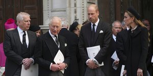 Πρίγκιπας Άντριου, βασιλιάς Κάρολος, πρίγκιπας Γουίλιαμ και Κέιτ Μίντλετον 