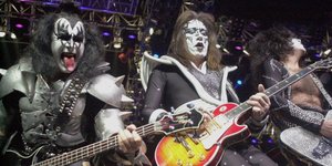 Στη μέση ο κιθαρίστας των Kiss