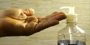 H αιθανόλη χρησιμοποιείται ως συστατικό σε πολλά αντισηπτικά χεριών