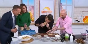 Ο Αργυρός τρώει σουβλάκι από καγκουρό