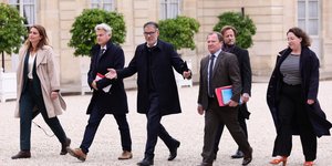 Οι ηγέτες των κομμάτων της γαλλικής αριστεράς - πλην του Ζαν-Λυκ Μελανσόν - έξω από το μέγαρο Ελιζέ