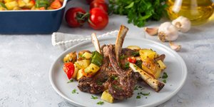 Αρνίσια παϊδακια με πατάτες στον φούρνο / Φωτογραφία: Shutterstock