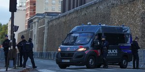 Ισχυρή παρουσία της γαλλικής αστυνομίας έξω από τη φυλακή όπου κρατείται ο Νικολά Σαρκοζί