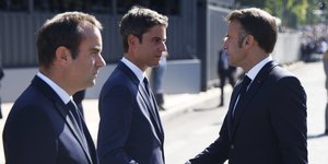 Παλιότερο τετ-α-τετ του Εμανουέλ Μακρόν με τον μέχρι σήμερα σύμμαχό του Γκαμπριέλ Ατάλ και δίπλα τους ο απερχόμενος πρωθυπουργός, Σεμπαστιάν Λεκορνί 