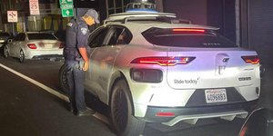 Σταμάτησαν σε μπλόκο της αστυνομίας αυτοκίνητο και έλειπε ο οδηγός.