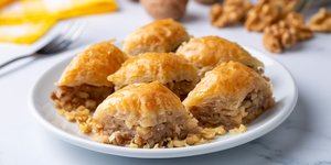 Μπακλαβάς με καρύδια / Φωτογραφία: Shutterstock