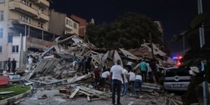 Κτίριο που κατέρρευσε στο Μπαλίκεσιρ της Τουρκίας μετά τον σεισμό 6,1R