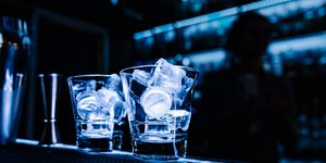 Να μην σερβίρουν αλκοόλ σε ανήλικους υποχρεούνται όλα τα καταστήματα που σερβίρουν αλκοόλ