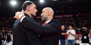 Αγκαλιά Μπαρτζώκα - Σπανούλη στο ΣΕΦ