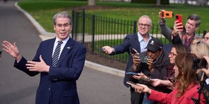 Ο Σκοτ Μπέσεντ μιλάει σε δημοσιογράφους