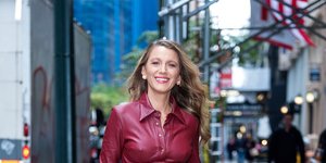 Η Ναόμι Γουότς τολμά με διάφανη δαντελένια μπλούζα με εντυπωσιακό κόψιμο -Chic και λαμπερή