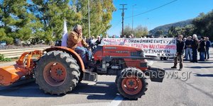 Αγρότες με τα τρακτέρ τους κλείνουν τον δρόμο στα Χανιά