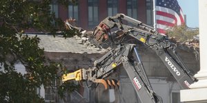 Εκσκαφείς γκρεμίζουν την ανατολική πτέρυγα του Λευκού Οίκου, μετά από εντολή του Ντόναλντ Τραμπ