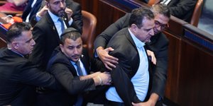 Βουλευτές σήκωσαν πανό που έγραφε «γενοκτονία» και αποβλήθηκαν