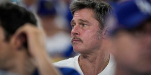 Ο Μπραντ Πιτ σε αγώνα μπέιζμπολ 