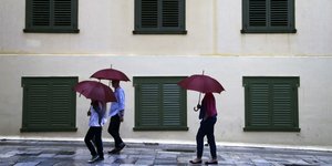 Ανθρωποι με ομπρέλα στην Αθήνα