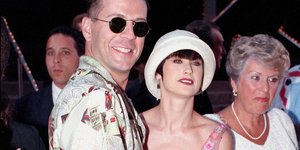 Ο Μπρους Γουίλις με την Ντέμι Μουρ και την μητέρα του Μαρλέν το 1990