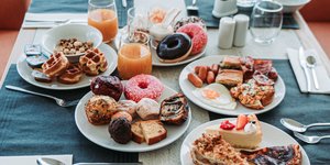 Κυριακάτικο brunch στο roof garden του Hilton Garden