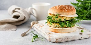 Μπέργκερ με ομελέτα / Φωτογραφία: Shutterstock