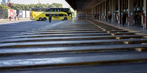 Εννέα άνθρωποι σκοτώθηκαν όταν λεωφορείο έπεσε από γέφυρα σε ποταμό