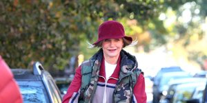 Η Κάμερον Ντίαζ κάνει το dadcore ξανά trend -Δείτε το look της με γιλέκο και βερμούδες