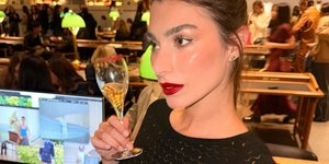 Η Χρύσα Μιχαλοπούλου σαν αληθινή Παριζιάνα, με μαύρο φόρεμα και κόκκινο κραγιόν στη Γαλλία