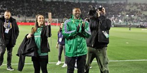 Ο Τζιμπρίλ Σισέ αποθεώνεται από τον κόσμο του Παναθηναϊκού στο γήπεδο της Λεωφόρου