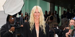 Forever Chic: Η Κλόντια Σίφερ στα 55 της μαγνητίζει τα βλέμματα στο show της Chloé στο Παρίσι με ροζ σύνολο