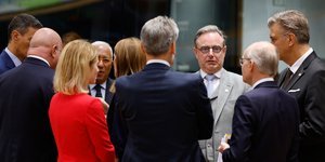 Ο Βέλγος πρωθυπουργός Μπαρτ ντε Βέβερ, εμφανώς ταραγμένος με τα όσα του λένε οι Ευρωπαίοι συνομιλητές του