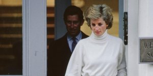 H Πριγκίπισσα Νταϊάνα κρατάει στο χέρι τον Πρίγκιπα Χάρι 