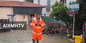 Διασώστης απομακρύνει παιδί από πλημμυρισμένο σπίτι
