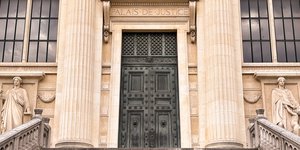 Η πύλη των κεντρικών δικαστηρίων της Γαλλίας, στο Παρίσι