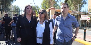 Ο γιος και η σύζυγος του Σήφη Βαλυράκη με τη δικηγόρο τους, Ζωή Κωνσταντοπούλου