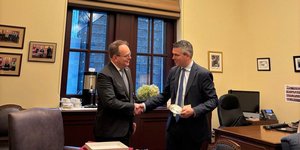 O Χρίστος Δήμας με τον Καναδό ομόλογό του Στίβεν ΜακΚίνον